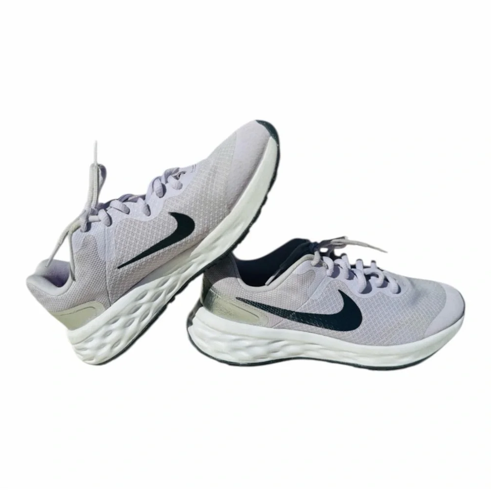 Nike Kids’ Revolution 6 Sneakers – Size 5Y (Women’s 6.5).  Excellent Condition
